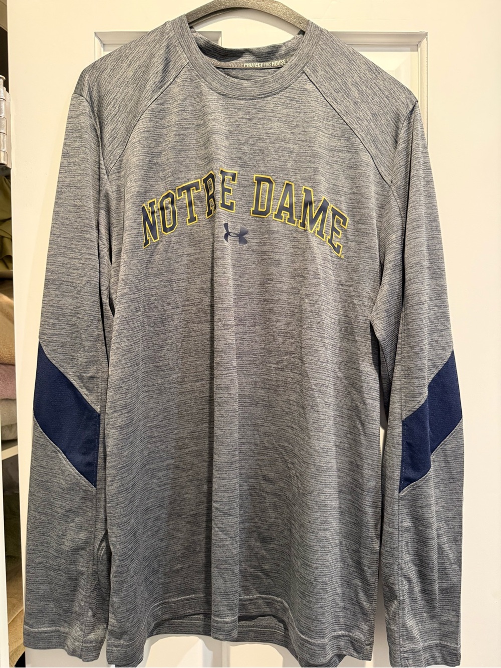 Under Armour Notre Dame Gray Long-Sleeve Performance Shirt, size Adult Medium